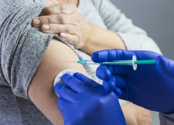 Минтруд запретил увольнять сотрудников, отказавшихся прививаться от коронавируса