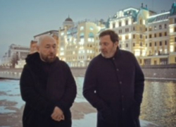 Премьеру документального сериала Сергея Минаева о России 2000-х покажут Wink и more.tv