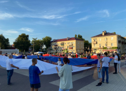 В центре Борисоглебска развернули полотно в цвета Российского триколора