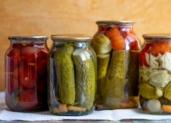 Воронежский Роспотребназдор: «Не покупайте домашние соленья с рук»