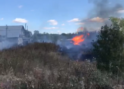 Масштабный пожар бушует на окраине Борисоглебска
