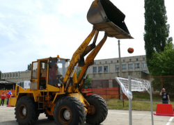 В Борисоглебске дорожники-асы играли в баскетбол ковшом погрузчика и крутили "змейку" на груженом КамАЗе