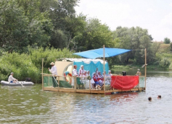 Поющий плот удивил и порадовал отдыхающих под Борисоглебском 