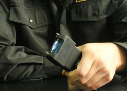 Охранников на транспорте вооружат электрошокерами