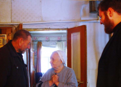Одиноких пенсионеров Борисоглебска поздравили  с праздником Рождества священники