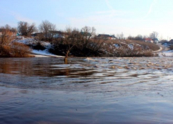 В Борисоглебском районе затопило мост между селами Губари и Макашевка