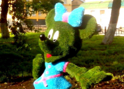 Изуродованную подружку Микки Мауса в центральном сквере Борисоглебска сменил зеленый медведь