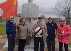 Красные тюльпаны в День рождения Ильича возложили по всей Воронежской области