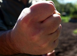 В Терновском районе молодой человек избил и ограбил односельчанина