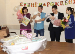 В роддоме Новохоперска мамам начали дарить комплекты для новорожденных