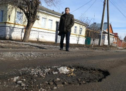 Последствия «зимнего асфальтирования»: дорога на улице Гагарина г. Борисоглебска начала крошиться