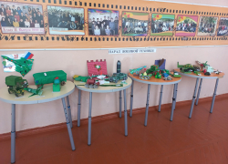 Выставка бумажной военной техники открылась в Борисоглебской школе 