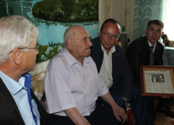 Алексей Рыженин побывал в гостях у  грибановских ветеранов