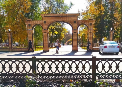 В Борисоглебске на переходе через клумбу у памятника Неделину установили ограждение