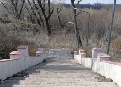 «Лестница в никуда» у городского парка Борисоглебска уже разваливается?
