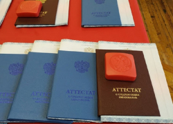 В Терновском районе проходит вручение аттестатов выпускникам школ