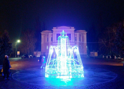 На Театральной площади Борисоглебска засверкал новогодний фонтан