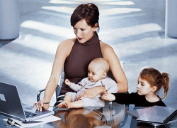 Минтруд предложил россиянкам ходить на работу с детьми 