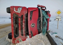 Большегруз перевернулся на дороге в Грибановском районе