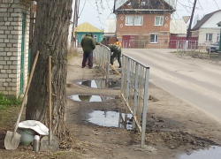 В Борисоглебске приступили к бетонированию упавших пешеходных ограждений 