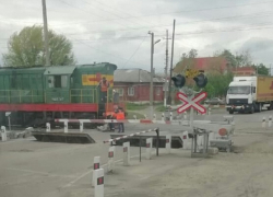 На железнодорожном переезде в Борисоглебске мужчина упал под поезд