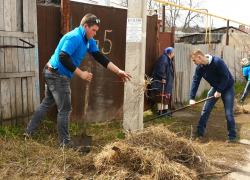 Борисоглебские волонтеры помогли пенсионерке навести чистоту к Пасхе