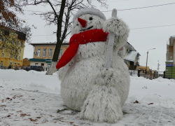 Подружку Микки Мауса в центральном сквере Борисоглебска сменил пушистый снеговик