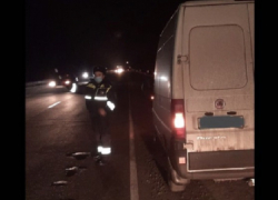 Оставшийся без бензина водитель был спасен двумя гаишниками на трассе под Борисоглебском