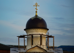Накупольный крест для храма в честь пророка Божия Илии освятили в Борисоглебске