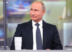 Самые необычные вопросы на «Прямой линии» с Президентом с экранов в студии