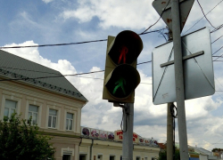 Неисправный светофор в центре Борисоглебска вводит в заблуждение пешеходов