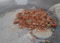 Ямочный ремонт дороги при помощи кирпичей сфотографировали в Новохоперске