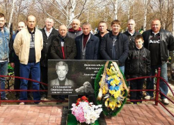 Спортсмены Борисоглебска возложили цветы к памятнику первого тренера по боксу 