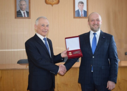 Глава облизбиркома поздравил с юбилеем ушедшего в отставку Сергея Бушкина и наградил его почетным знаком