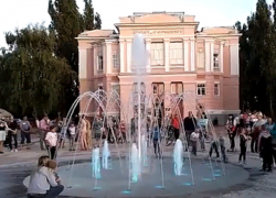 На Театральной площади Борисоглебска заработал новый фонтан