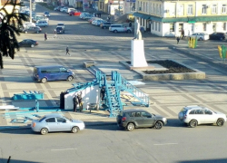 На главной площади Борисоглебска приступили к установке горок