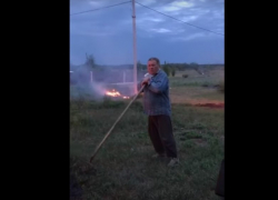 «Да, ладно, все я понял!»: видео с беззаботным поджигателем сняли спасатели в Воронежской области