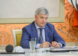 Александр Гусев открыл школы, кинотеатры и разрешил общественные слушания в Воронежской области