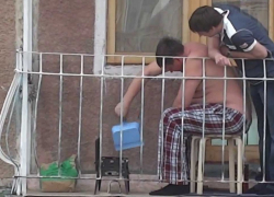 Россиянам запретили курить и жарить шашлык на балконах