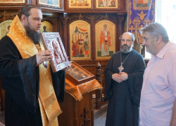 Епископ Борисоглебский и Лискинский Сергий подарил икону фермеру из Аннинского района
