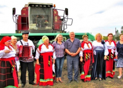 Под борисоглебском сельский Дом культуры вышел в поля с самодеятельностью