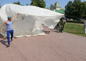 Десантники Борисоглебска развернули в центре города огромный парашют