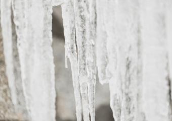 Как получить компенсацию за травмы от падения снега с крыши