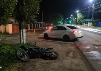 Мотоциклист с несовершеннолетней подружкой оказались на капоте автомобиля в Борисоглебске