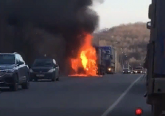 Горящий КамАЗ попал на видео на выезде из Борисоглебска 