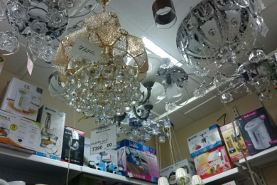 Люстры, часы, картины, бытовая техника в магазине "Антураж плюс"