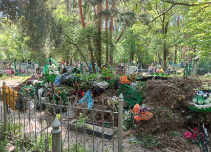 На городском кладбище в Борисоглебске могилы оказались под горами мусора