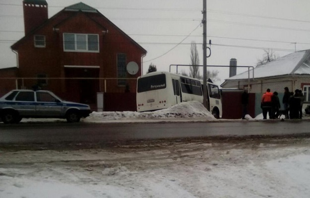 В Борисоглебске во время ДТП с ритуальным автобусом погиб водитель