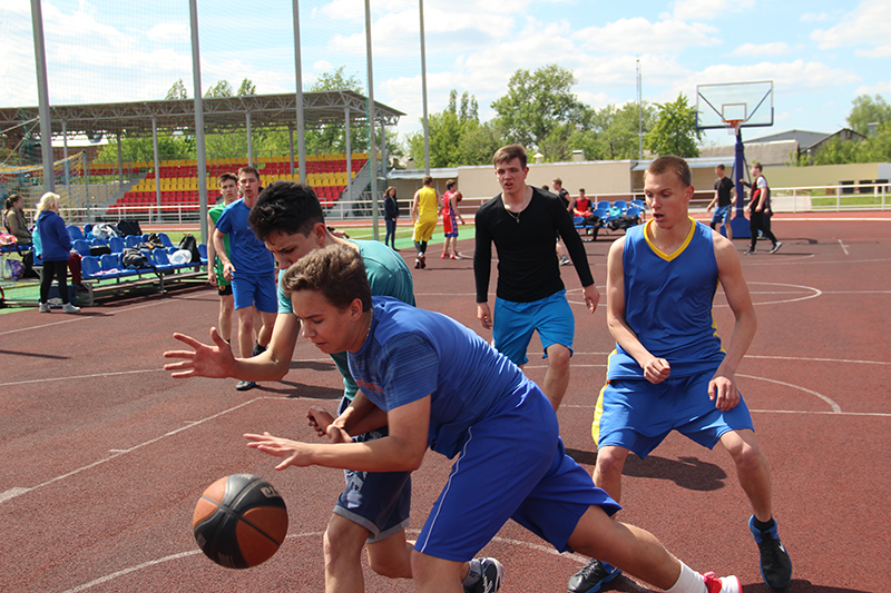 «Храбрые дельфины», «Фиксики» и «Киски»: в Борисоглебске прошел турнир по уличному баскетболу