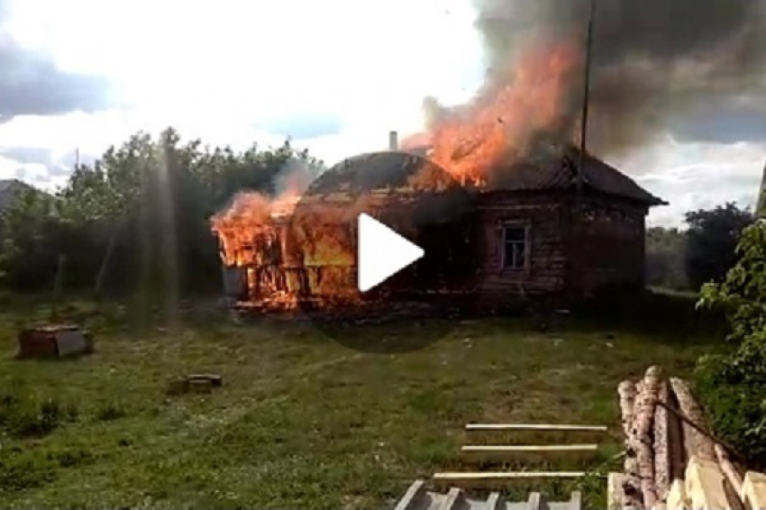 Житель Борисоглебска стал очевидцем пожара, уничтожившего жилой дом, в Уваровском районе
